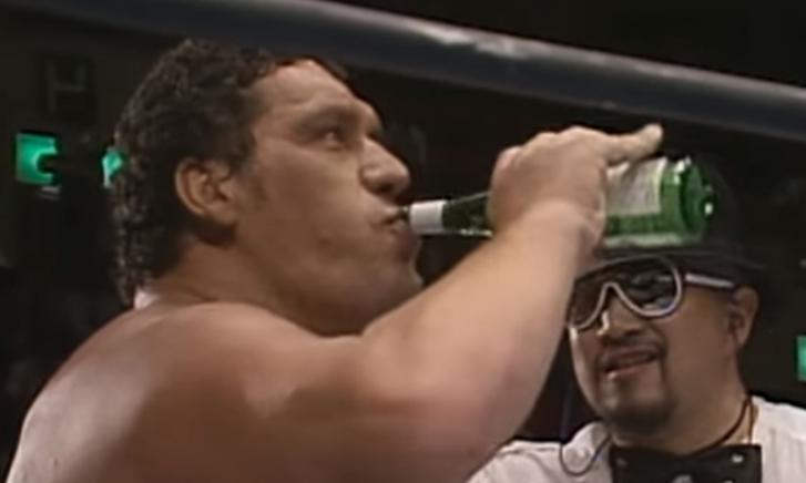 Andre the Giant drinkt bier Andre the Giant drinkt bier